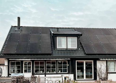 Solarkraft tak med solpaneler