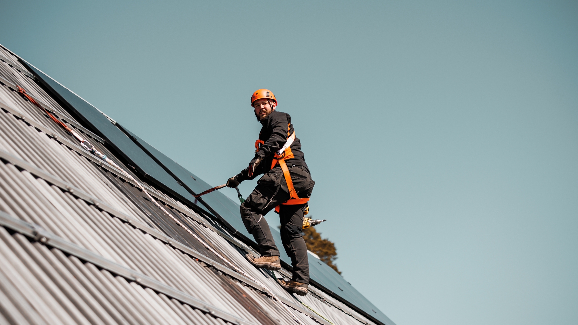 solarkraft medarbetare som installerar solceller på taket