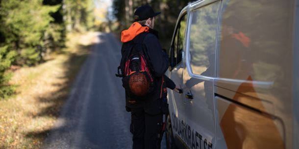 Anställd på jobb med solceller