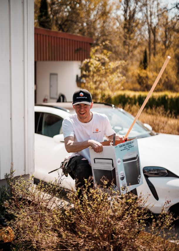 Medarbetare som installerar solcellsbatteri